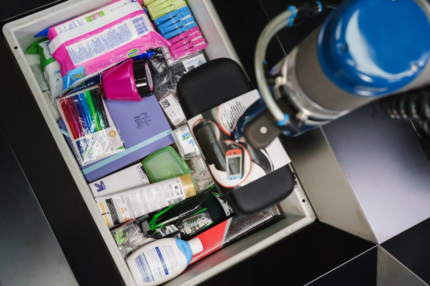 E-commerce fulfillment with a pick & place robot